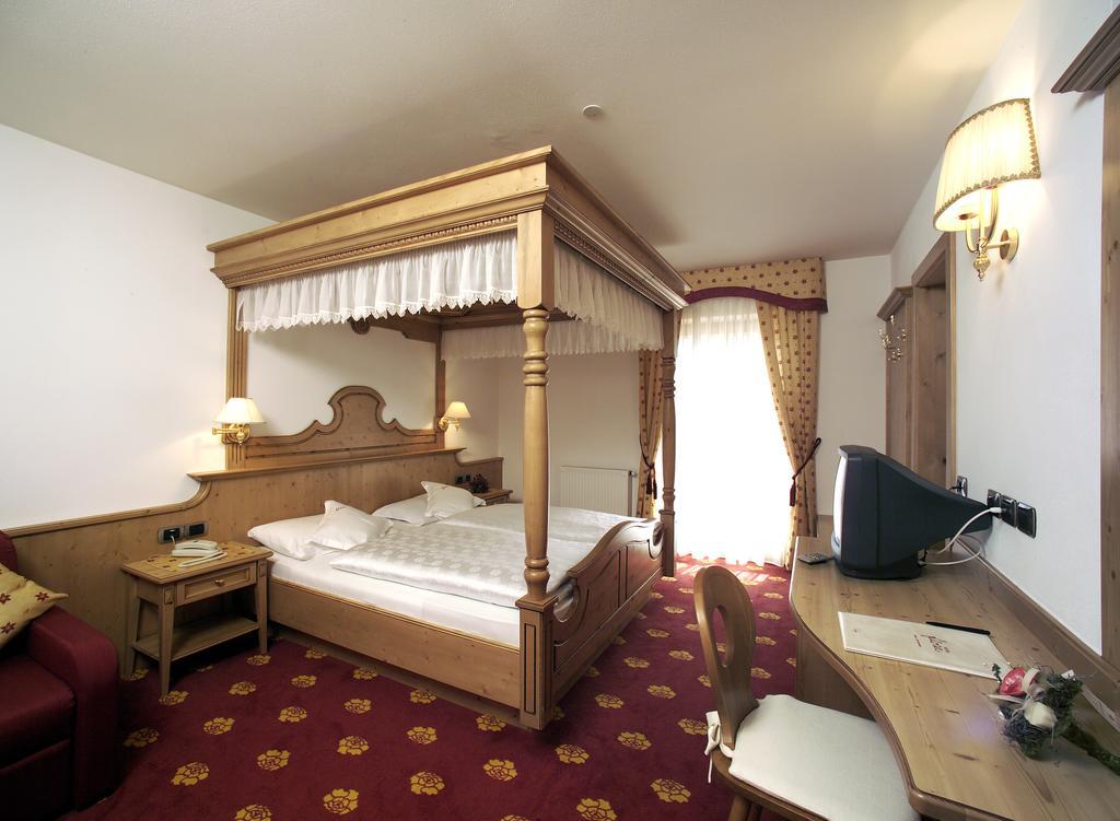 Hotel Flora Сельва-ди-Валь-Гардена Экстерьер фото